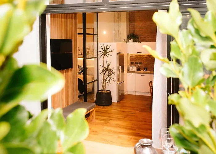 Anzac South Loft - 4 Bedrooms & 2 Free Car Parks