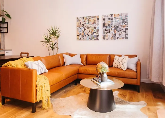 Anzac South Loft - 4 Bedrooms & 2 Free Car Parks