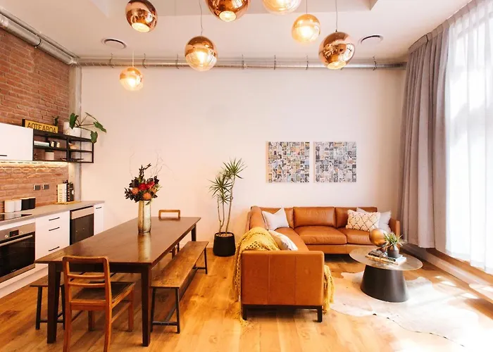 Anzac South Loft - 4 Bedrooms & 2 Free Car Parks